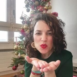 Mujer lanzando un beso de Navidad