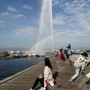 Mujer pensando en el lago Lemán de Ginebra