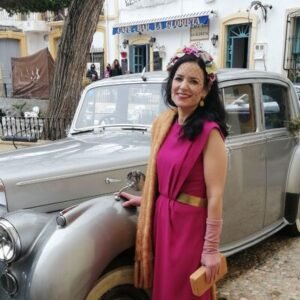 Mujer de boda con un coche antigüo