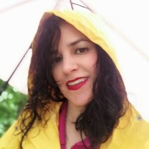 Mujer bajo la lluvia con chuvasquero amarillo