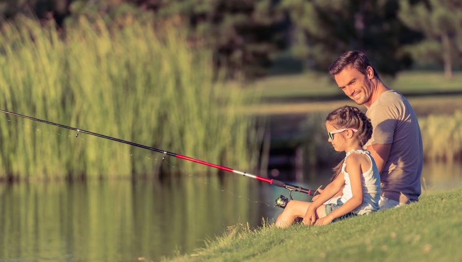 Padre e hija pescando