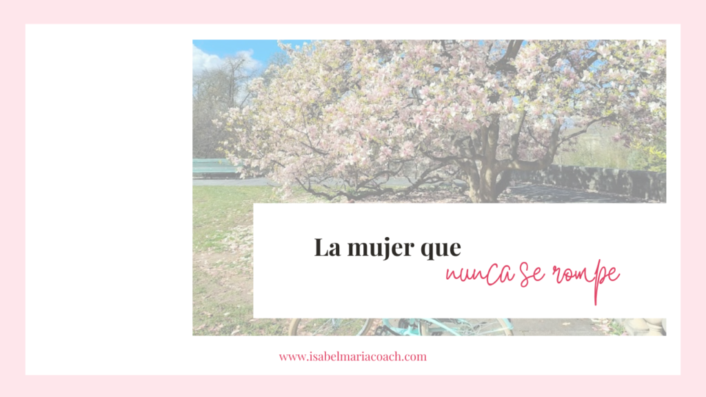 Bicicleta turquesa bajo magnolias en flor, símbolo de pausa y soberanía personal por Isabel María Coach.