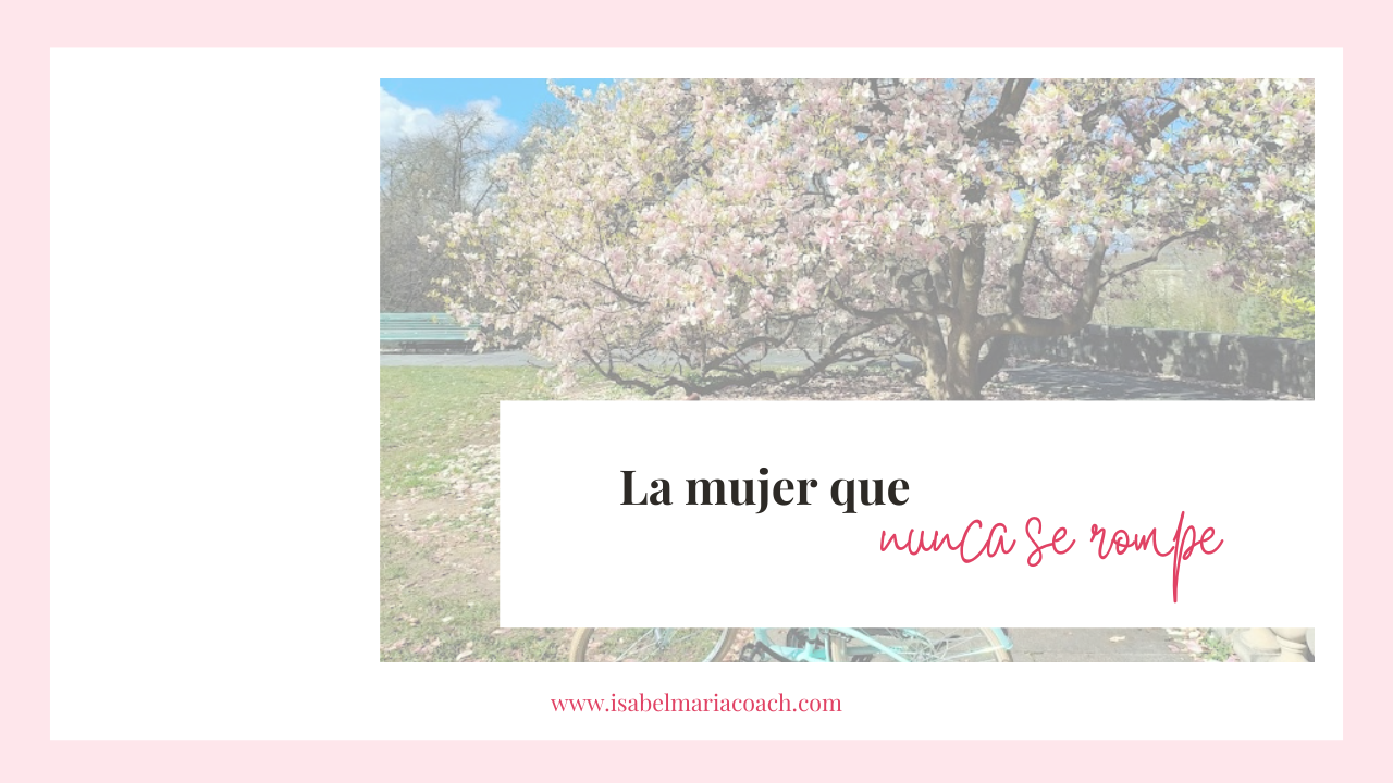 Bicicleta turquesa bajo magnolias en flor, símbolo de pausa y soberanía personal por Isabel María Coach.