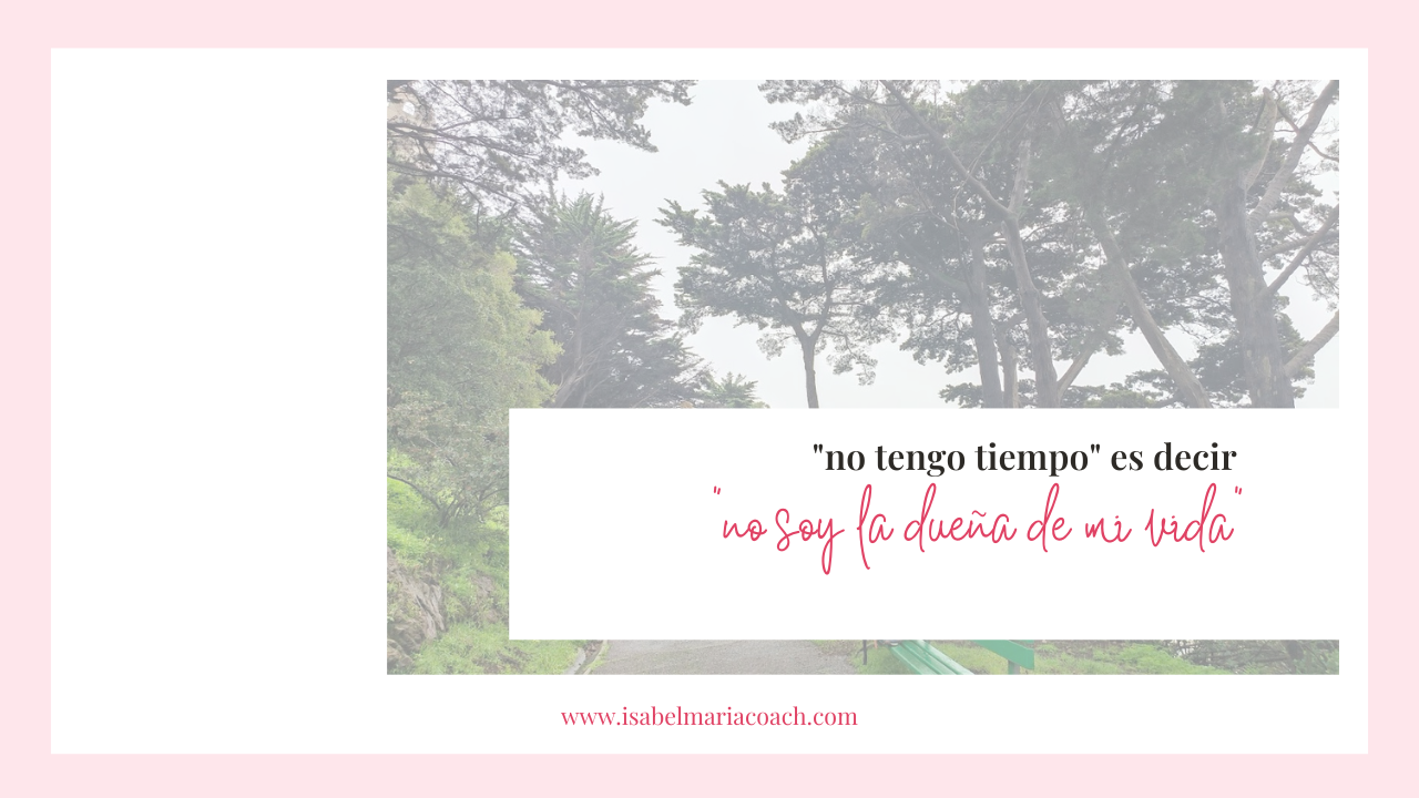 Mujer disfrutando de un café en silencio, representando la recuperación de la soberanía personal y el tiempo propio frente al Síndrome de la Hormiga.