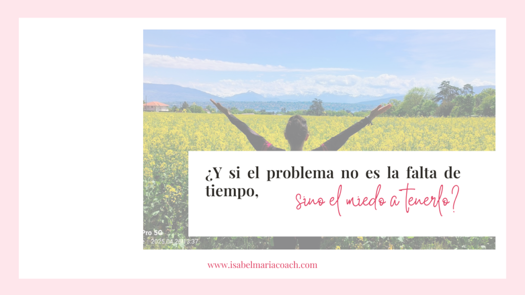 Mujer reflexionando en calma, aprendiendo a habitar su silencio y superando el miedo al tiempo libre.