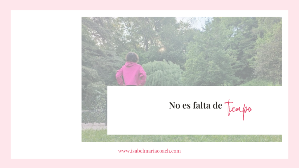 Isabel María González, coach y autora, reflexionando sobre el miedo al silencio y el agotamiento silencioso en un parque