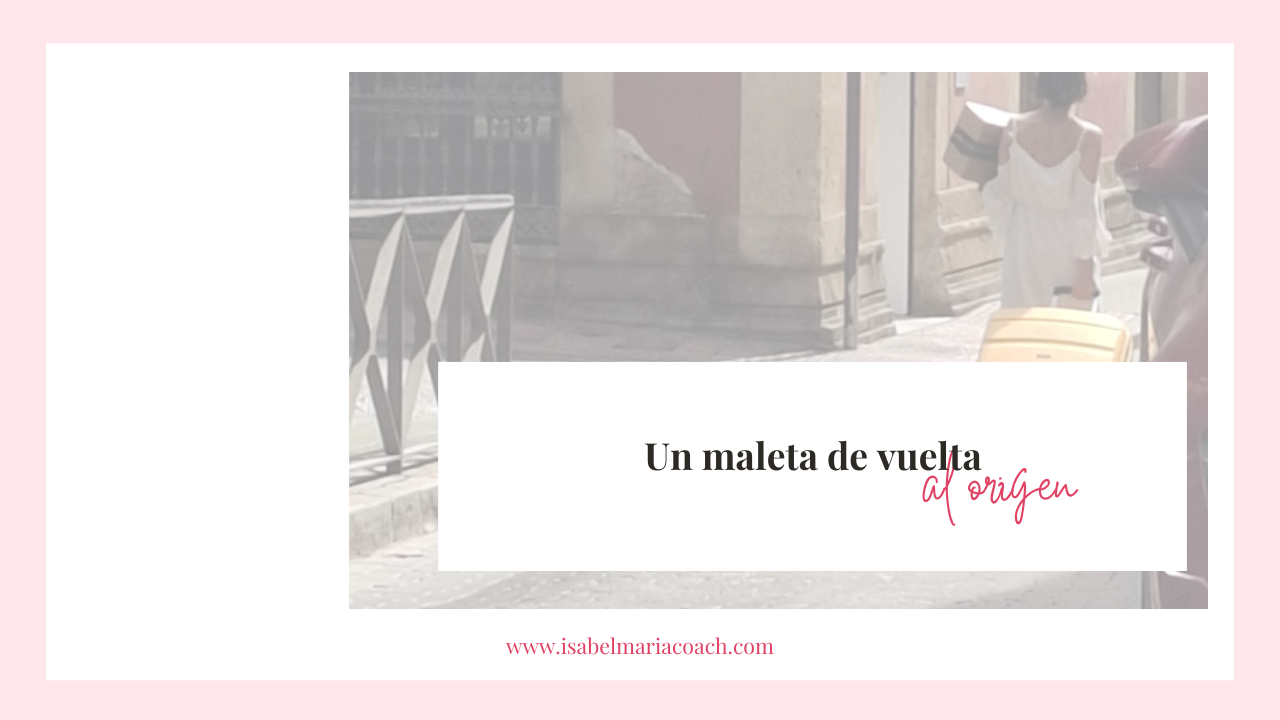 Maleta de viaje en un camino de vuelta al pueblo natal, símbolo de regresar al origen