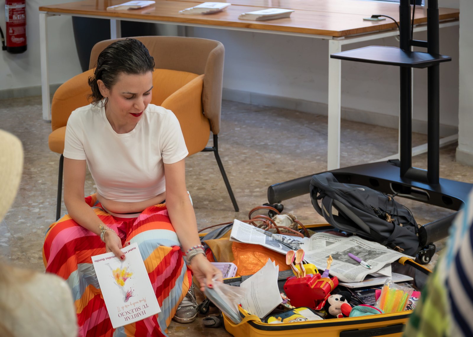 Isabel María avec la valise ouverte à Almería
